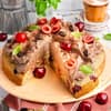 Kaffee-Mohn-Kuppeltorte mit Kirschen Kaffee-Mohn-Kuppeltorte mit Kirschen