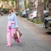 Frau trägt blaue Bluse Frau trägt blaue Bluse
