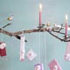 Adventskalender Päckchen hängen an einem Ast - Der Advetnts