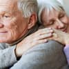 Ein alter Mann und eine alte Frau haben Alzheimer - mehr Infos finden Sie hier