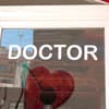 Arztpraxis von außen - Erfahren Sie mehr über Halbwahrheiten der Medizin 