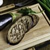 Aubergine zubereiten: Aubergine auf Schneidebrett