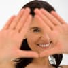 Frau versteck ihr Gesicht - Mit unseren Tipps können Sie die Fältchen zumindest ein wenig eindämmen