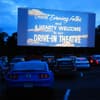 Autokino: Autos stehen vor Leinwand