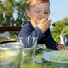 Baby isst Apfel