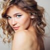 Frau mit Locken im Balayage Look