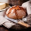 frisches Bauernbrot, Butter und Salz