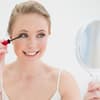 Frau schminkt ihre blauen Augen - Wir zeigen Ihnen mit unseren Schminktipps, wie Sie den besten Look kreieren