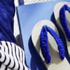 Blaue Flip Flops mit Häkel-Steg