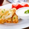 Teigrollen mit Schafskäse gefüllt