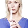 Eine Frau mit Botoxspritze