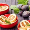 Bühler Zwetschgenknödel in Dessertschalen mit frischen Zwetschgen