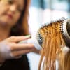 Rundbürste im Haar