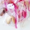 Glückskekse mit rosa Geschenkband als Geschenk zur Hochzeit