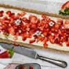 Ohne backen: Erdbeer-Tarte mit Kokos und weißer Schokolade
