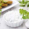 Feta-Dip in weißer Schale - So machen Sie einen fettarmen Feta-Dip