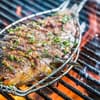 Ganzer Fisch auf dem Grillrost