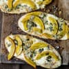Vegetarischer Flammkuchen mit Kürbis