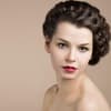Frau mit Flechtfrisur - Festliche Frisuren zum selber machen 