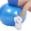 Frau auf Sitzball