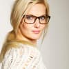 Frau trägt Brille