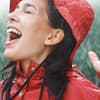 Optimismus für ein glückliches Leben - Frau lacht im Regen