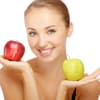 Frau mit Apfel