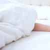Frau mit Dildo im Bett
