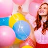Glückliche Frau mit Luftballons