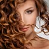 Frau mit vollem Haar und Locken - Extensions ganz einfach selber einflechten und entfernen 