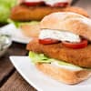 Frische Fischbrötchen: Backfisch im Brötchen