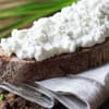 Frischkäse selber machen – Tipps und Tricks : Frischkäse auf Brot