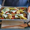 Gebackener Feta auf Ofengemüse in einer Auflaufform