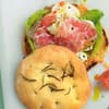 Gegrillte Focaccia mit Fenchelsalami