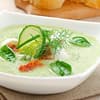 Gurkensuppe mit Basilikumblättern und Dill