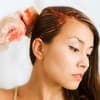 Frau färbt sich Haare rot