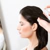 Eiene Frau pflegt ihre Haare mit Haaröl - Welches Haaröl sich für Ihre Haarstrucktur eignet, erfahren Sie hier.