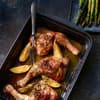 Hähnchenkeule mit Rhabarberbutter und grünem Spargel - das Rezept gibt es hier