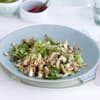 Hähnchensalat auf asiatische Art mit Thai-Dressing und Erdnüssen