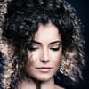 Dunkelhaarige Frau mit Locken