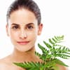 Junge Frau mit glatter Haut