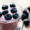 Joghurt mit frischen Blaubeeren ist ganz leicht selbstzumachen