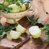 Kohlrabi zubereiten: So einfach geht's: Kohlrabi auf einem Tisch