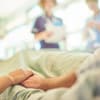 Ein Patient liegt im Wachkoma
