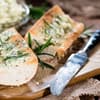 Baguette mit frischer Kräuterbutter
