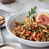 Quinoa-Salat, dekoriert mit Feigen