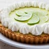 Limettenkuchen mit Sahne verziert