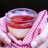 Lemon-Cheesecakes mit schneller Erdbeersoße im Glas