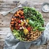 Salat-Bowl mit gerösteten Süßkartoffeln, Rucola und bunten Tomaten