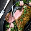 Lammkeule mit Bohnen und Speck